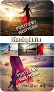 Девушка на берегу океана / Girl on the ocean beach - stock photos